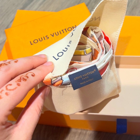 Authentic Louis Vuitton Scarf-Luggage Tag Ombre - Picture 2 of 2